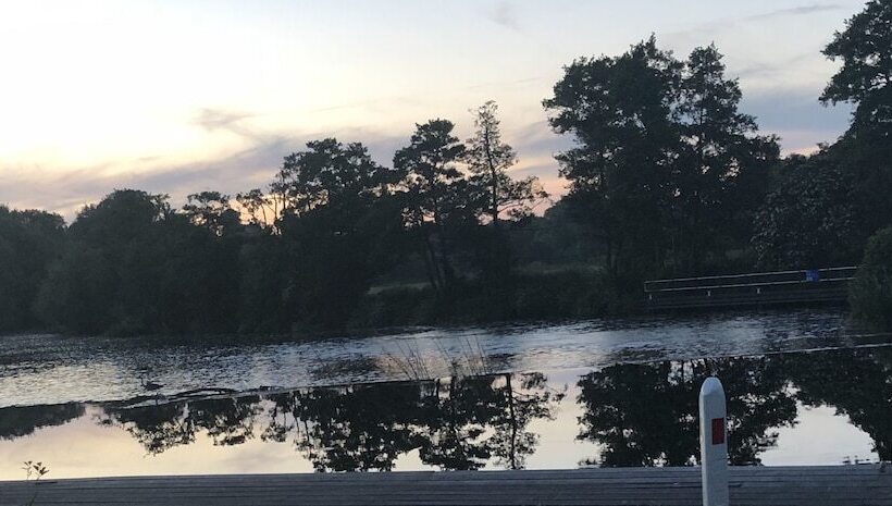 غرفة قياسية ثلاثية, The Riverside Inn