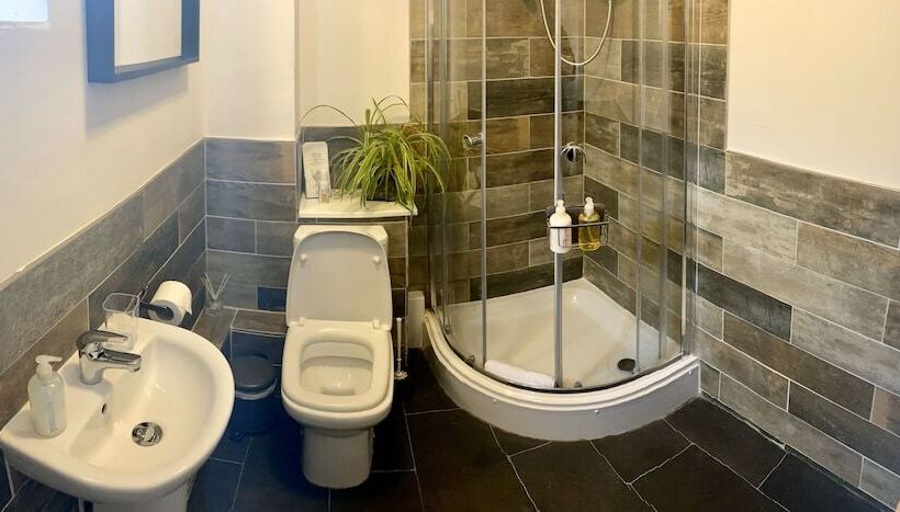 غرفة قياسية ثلاثية, The Riverside Inn