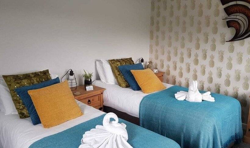 غرفة قياسية ثلاثية, The Riverside Inn