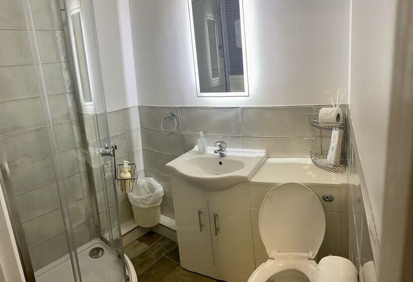 غرفة قياسية ثلاثية حمام مشترك, The Riverside Inn