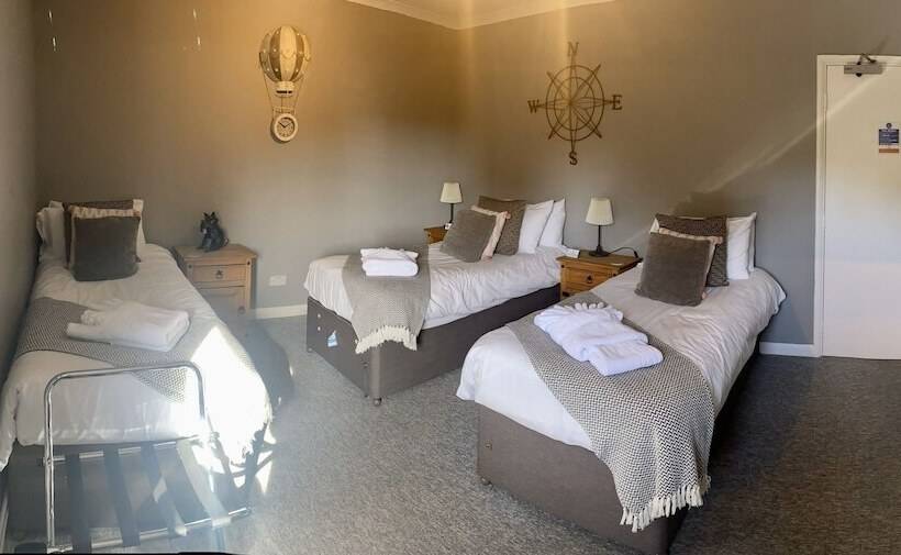 غرفة قياسية ثلاثية حمام مشترك, The Riverside Inn