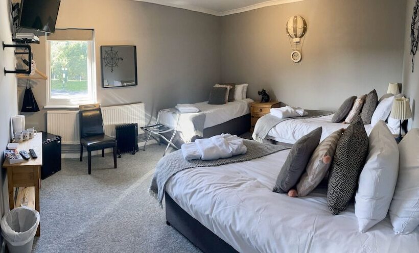 غرفة قياسية ثلاثية حمام مشترك, The Riverside Inn