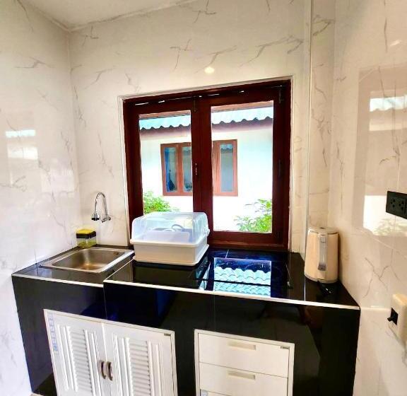 בקתה סטנדרטית עם נוף לים, Three Trees Samui Resort   Sarocha Villa