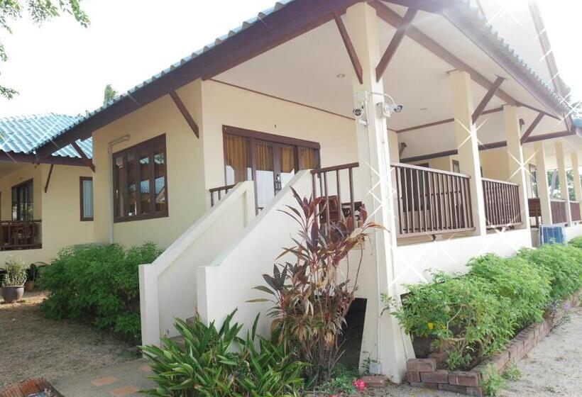 בקתה סטנדרטית עם נוף לים, Three Trees Samui Resort   Sarocha Villa