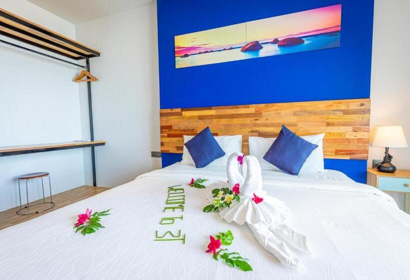 חדר דחוקס עם מיטת קינג, Three Trees Samui Resort   Sarocha Villa