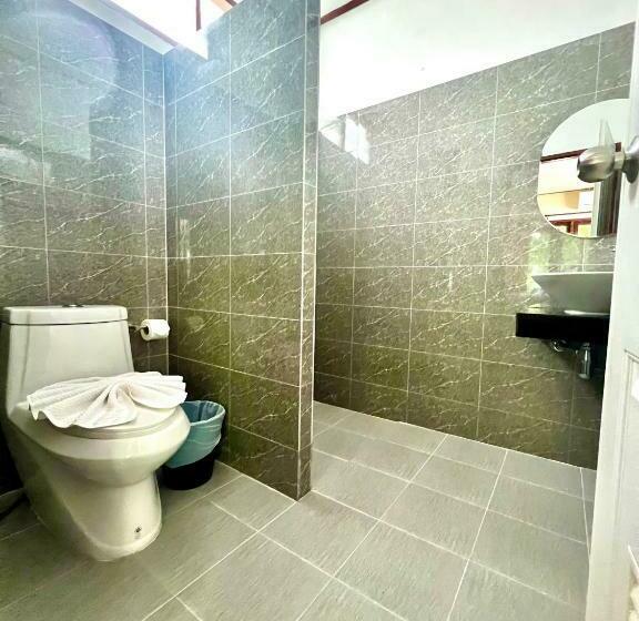 בקתה סטנדרטית עם נוף לים, Three Trees Samui Resort   Sarocha Villa