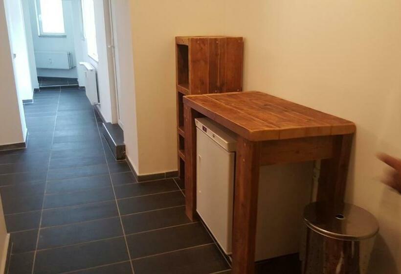 标准三人间共用浴室, Porta Colonia