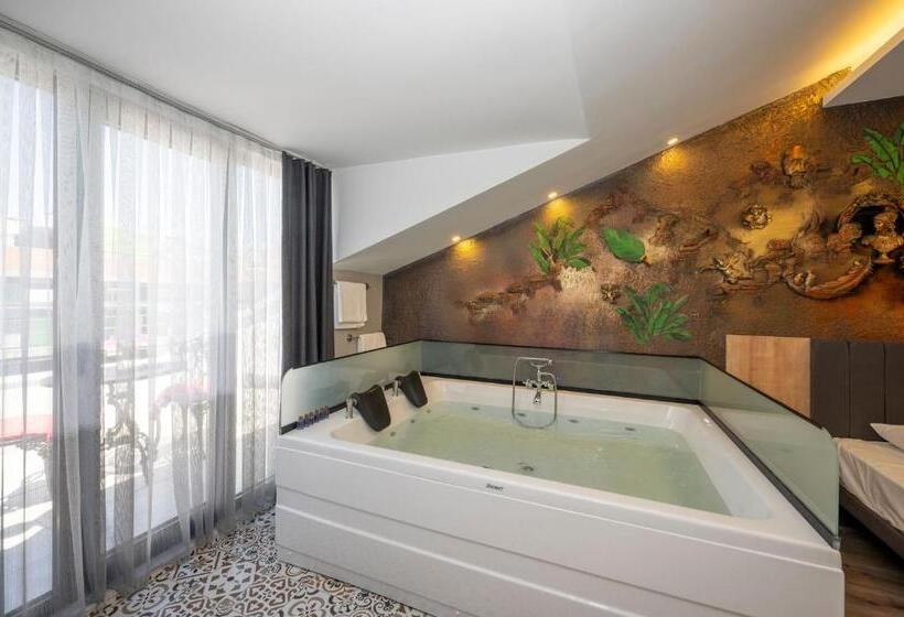 غرفة قياسية مزوَّدة بجاكوزي, Grand Palace