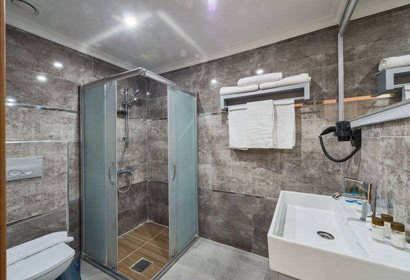 غرفة ديلوكس رباعية, Grand Palace