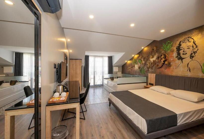 غرفة قياسية مزوَّدة بجاكوزي, Grand Palace