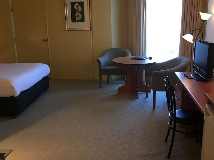 اتاق اجرایی, Hopkins House Motel & Apartments