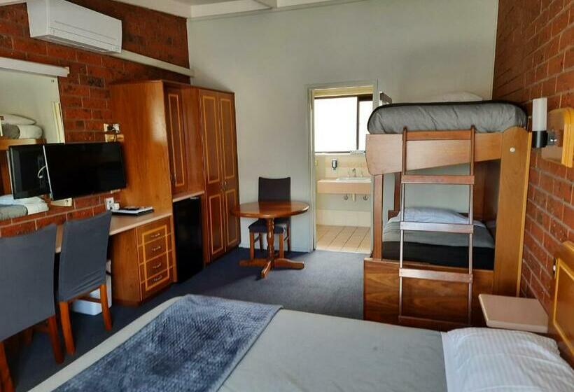 패밀리 룸, Abbotswood Motor Inn