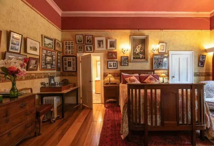 اتاق استاندارد با چشم‌انداز باغ, Hawley House