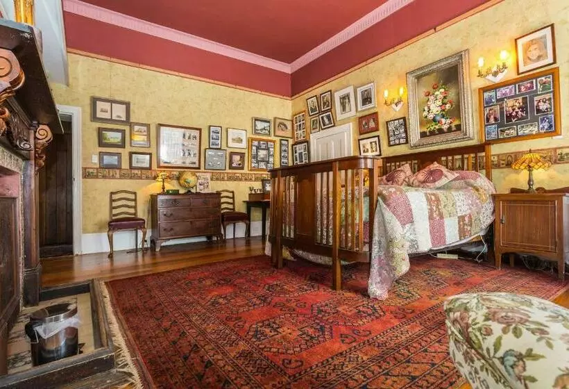 اتاق استاندارد با چشم‌انداز باغ, Hawley House