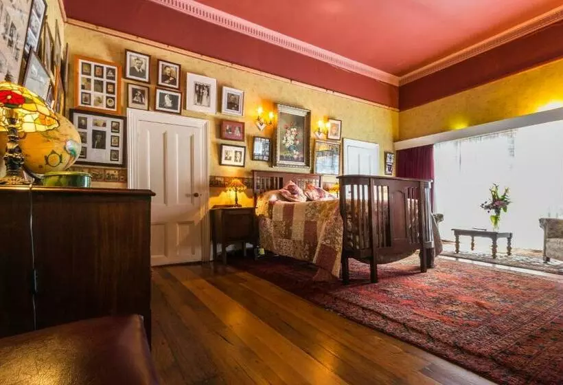 اتاق استاندارد با چشم‌انداز باغ, Hawley House