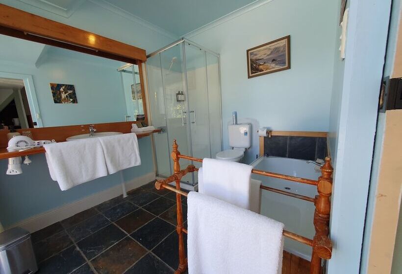 جناح عائلي, Hawley House