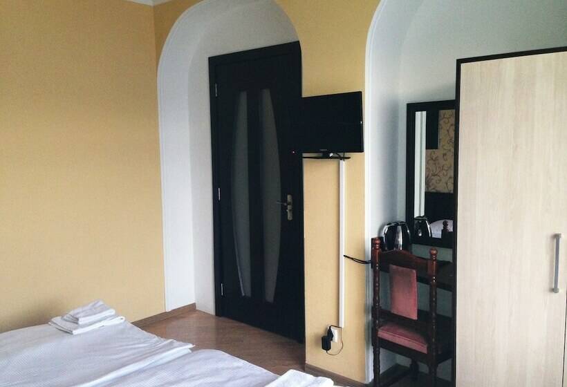 Standard Room, Isaka