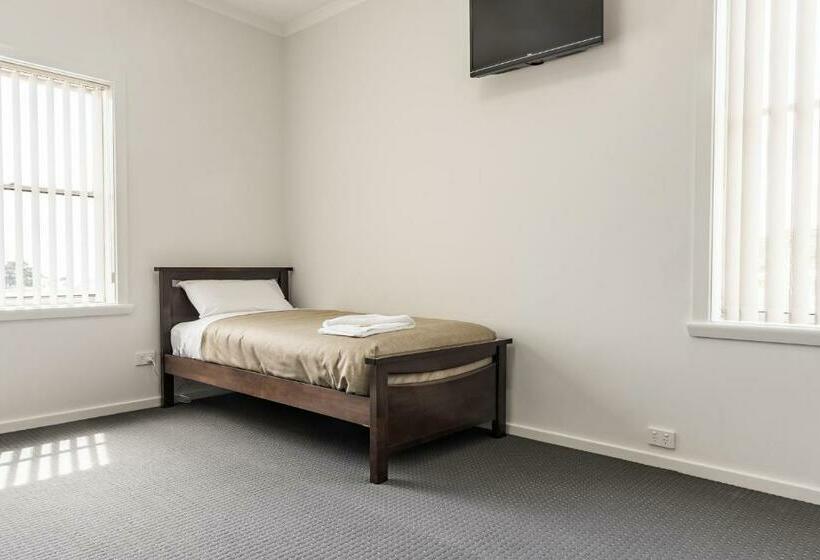 חדר אקונומי לשלושה, Somerset