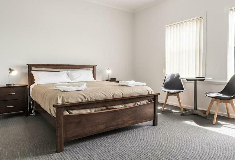 חדר אקונומי לשלושה, Somerset