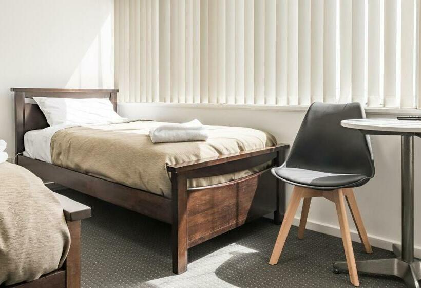 חדר אקונומי לשלושה, Somerset