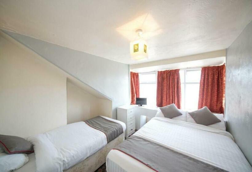 디럭스 패밀리 룸, Myroomz Hollingdales