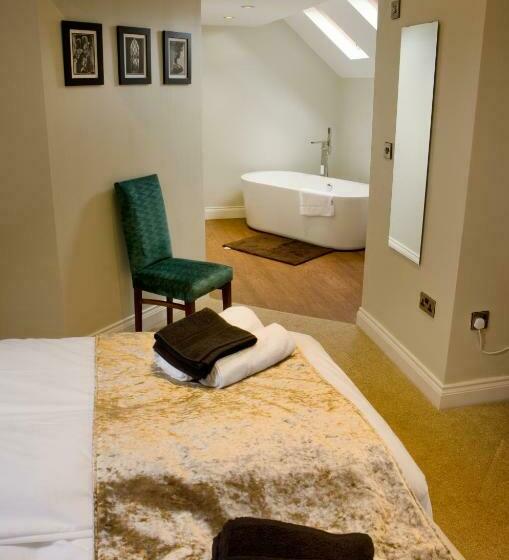 חדר דלוקס, The Maypole At Wellow