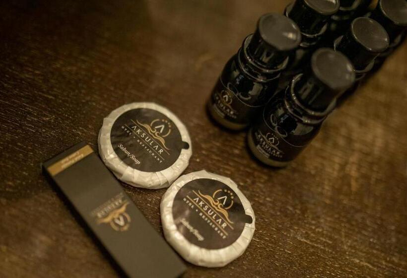 اتاق استاندارد با چشم‌انداز باغ, Aksular