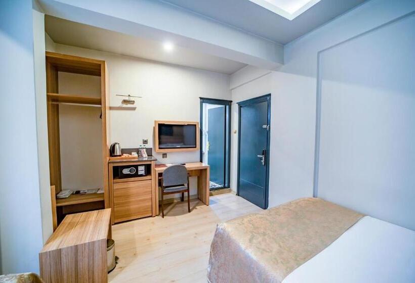 اتاق استاندارد سه تخته با چشم‌انداز باغ, Aksular