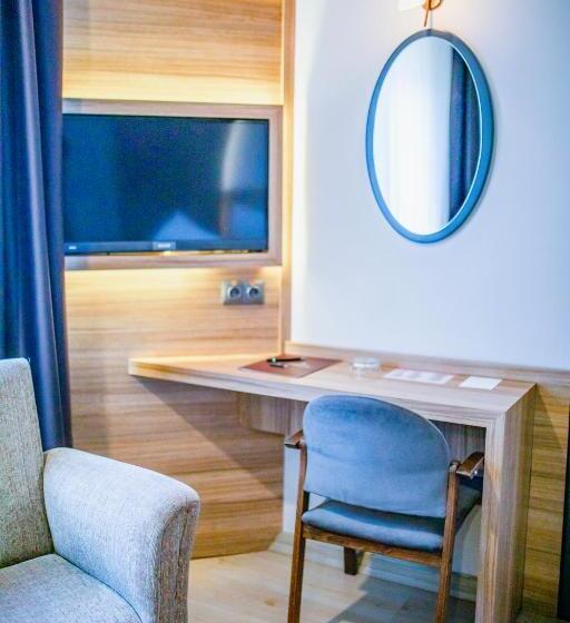 اتاق خانوادگی با چشم‌انداز دریا, Aksular