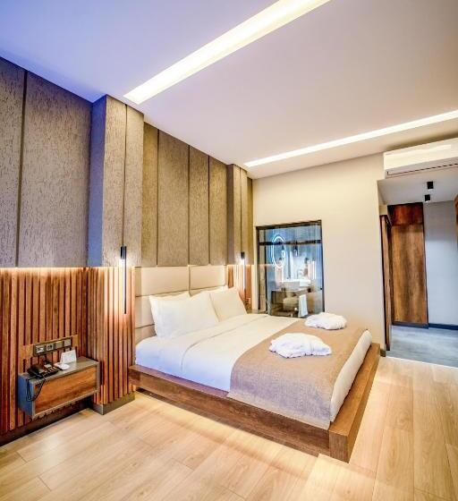 سوئیت با تخت بزرگ, Aksular