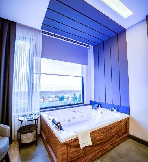 سوئیت با تخت بزرگ, Aksular