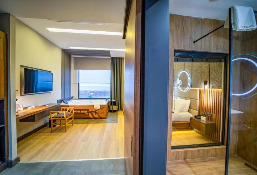 سوئیت با تخت بزرگ, Aksular