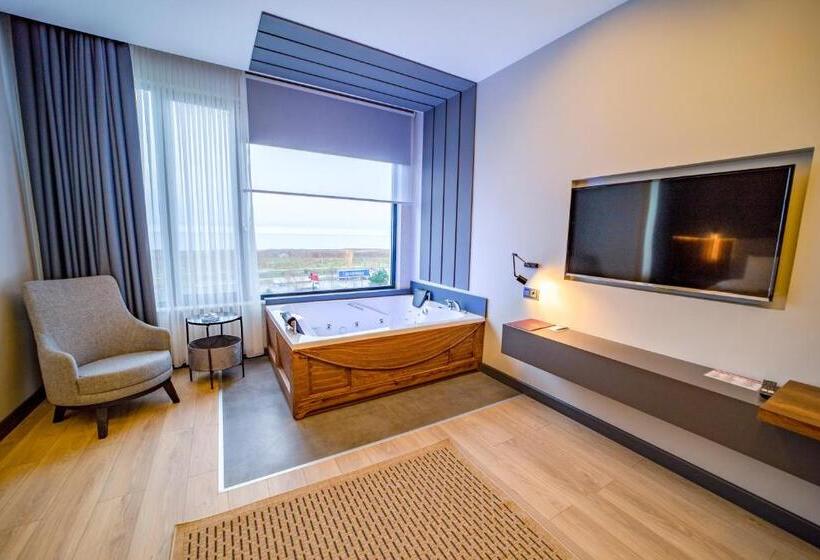 سوئیت با تخت بزرگ, Aksular