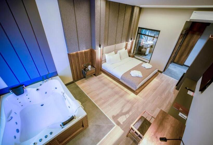 سوئیت با تخت بزرگ, Aksular