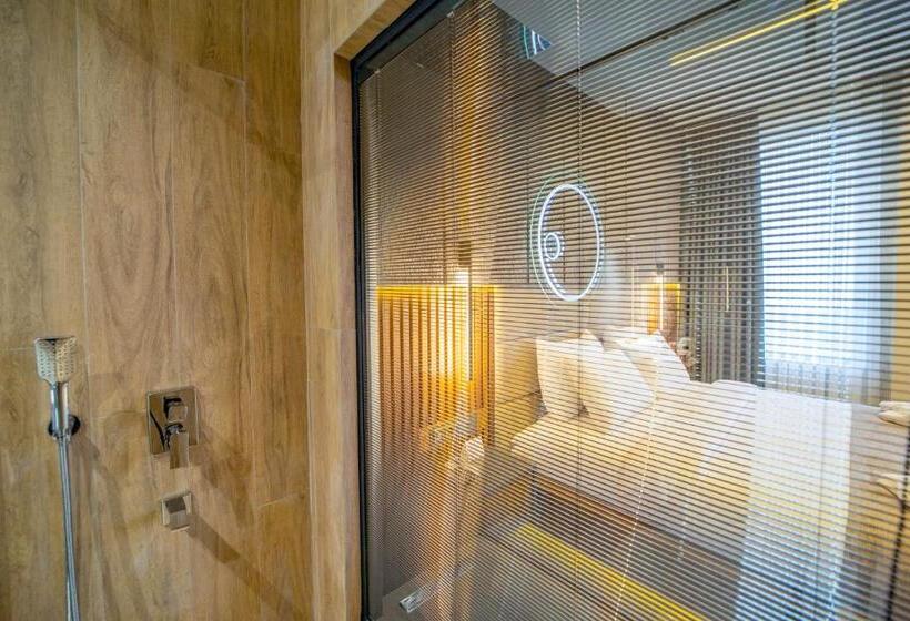 Suite Cama King, Aksular