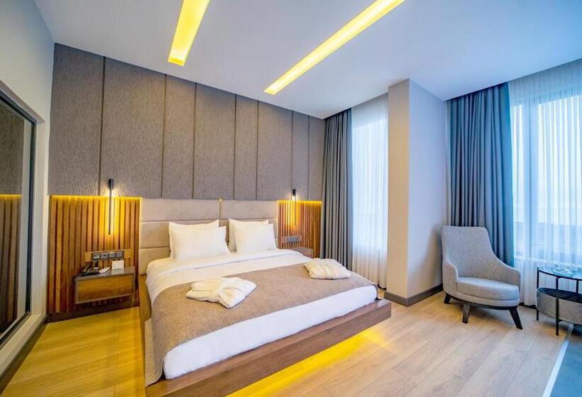 سوئیت با تخت بزرگ, Aksular