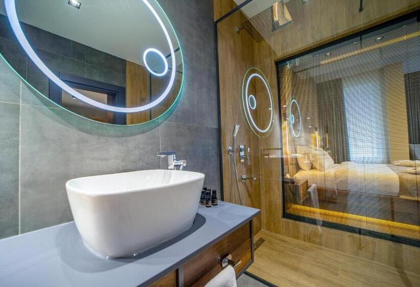 Suite Cama King, Aksular
