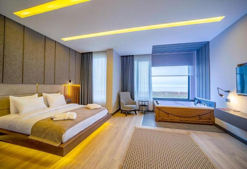 سوئیت با تخت بزرگ, Aksular