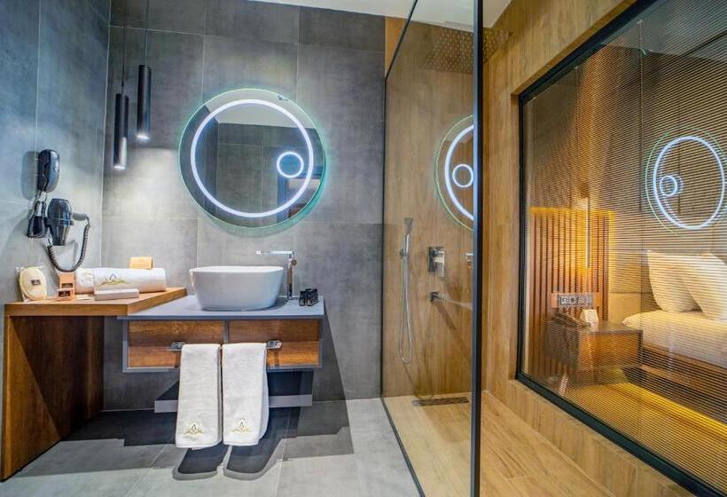 سوئیت با تخت بزرگ, Aksular