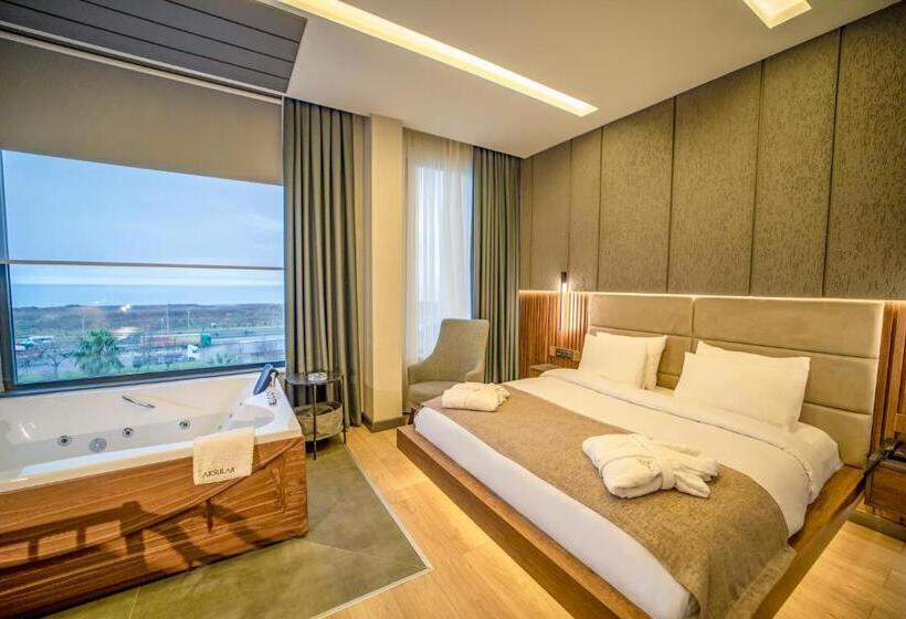 سوئیت با تخت بزرگ, Aksular