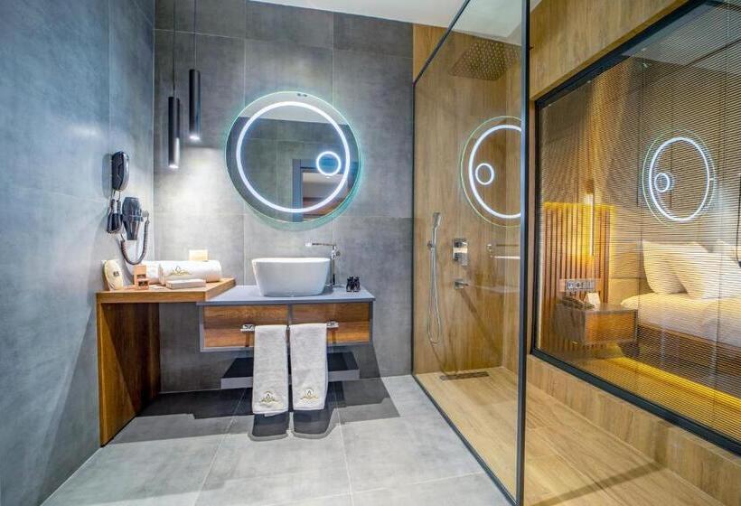 سوئیت با تخت بزرگ, Aksular