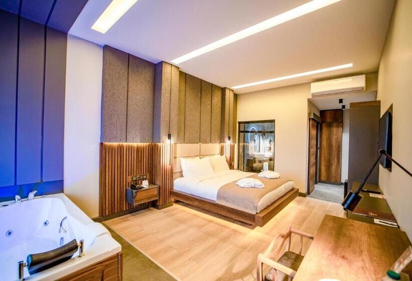 سوئیت با تخت بزرگ, Aksular