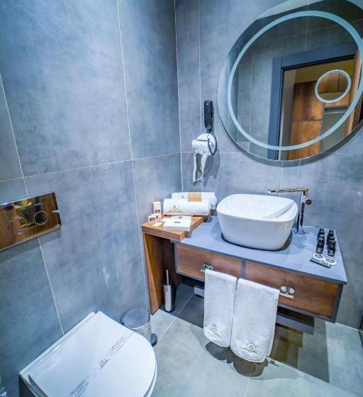 سوئیت با تخت بزرگ, Aksular