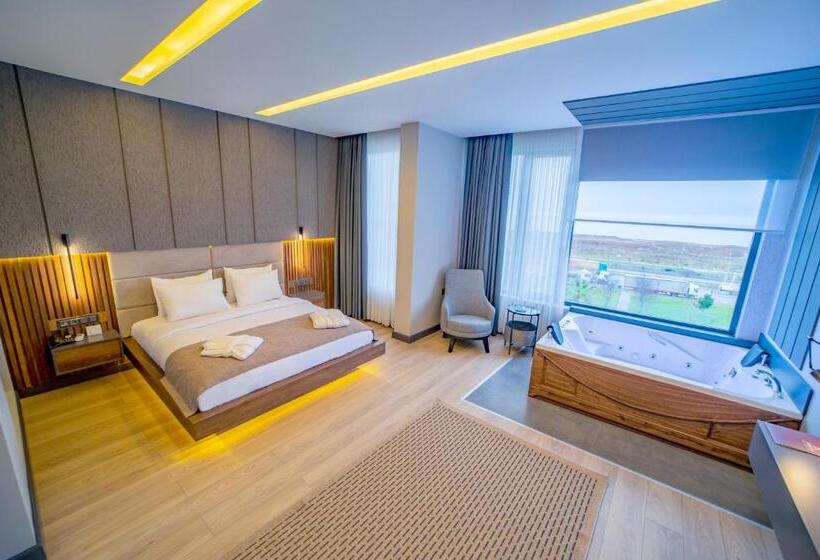 سوئیت با تخت بزرگ, Aksular