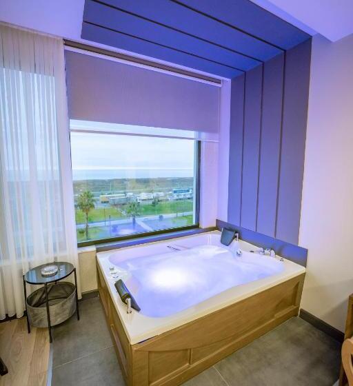 سوئیت با تخت بزرگ, Aksular