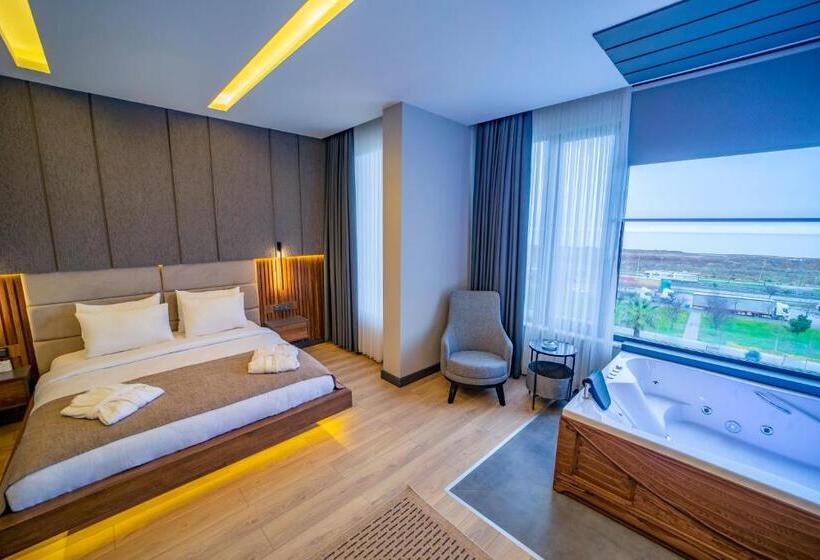 سوئیت با تخت بزرگ, Aksular