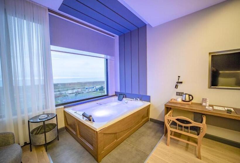 سوئیت با تخت بزرگ, Aksular