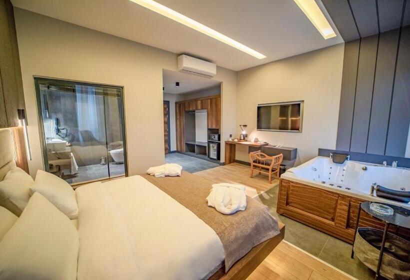 سوئیت با تخت بزرگ, Aksular