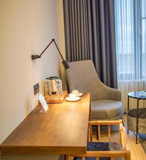 سوئیت با تخت بزرگ, Aksular