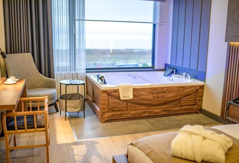 سوئیت با تخت بزرگ, Aksular